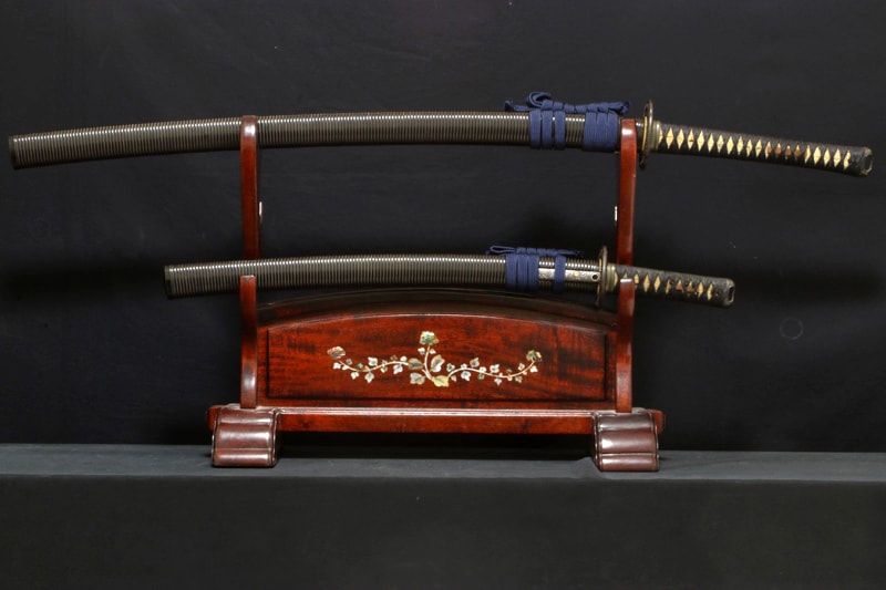 大小 保存刀剣 無銘金房 二尺二寸八分 打刀拵、白鞘付 特別保存刀剣 肥前守藤原鎮忠 一尺五寸三分 打刀拵、白鞘付 - Photo 25