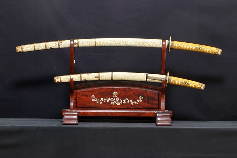 大小 特別保存刀剣 無銘伝了戒久信 二尺二寸九分 打刀拵入 特別保存刀剣 一貫斎義弘 一尺五寸四分 打刀拵入 - Photo 7