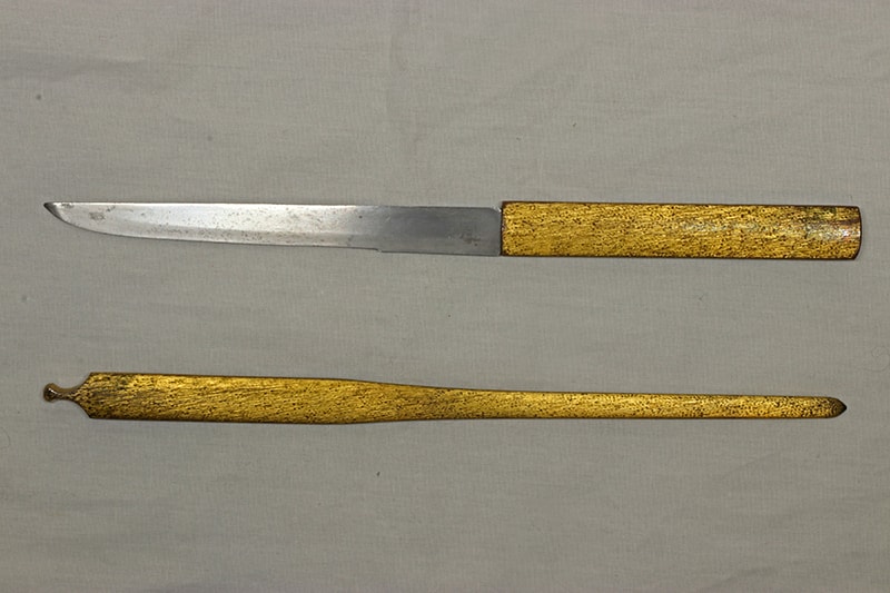 特別保存刀剣 山城守藤原歳長 二尺二寸九分 打刀拵、白鞘付 - Photo 15