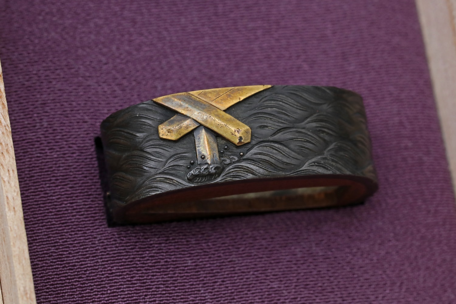 Shakudo Fuchi Kashira depicting Ujigawa no Senjin - Photo 9
