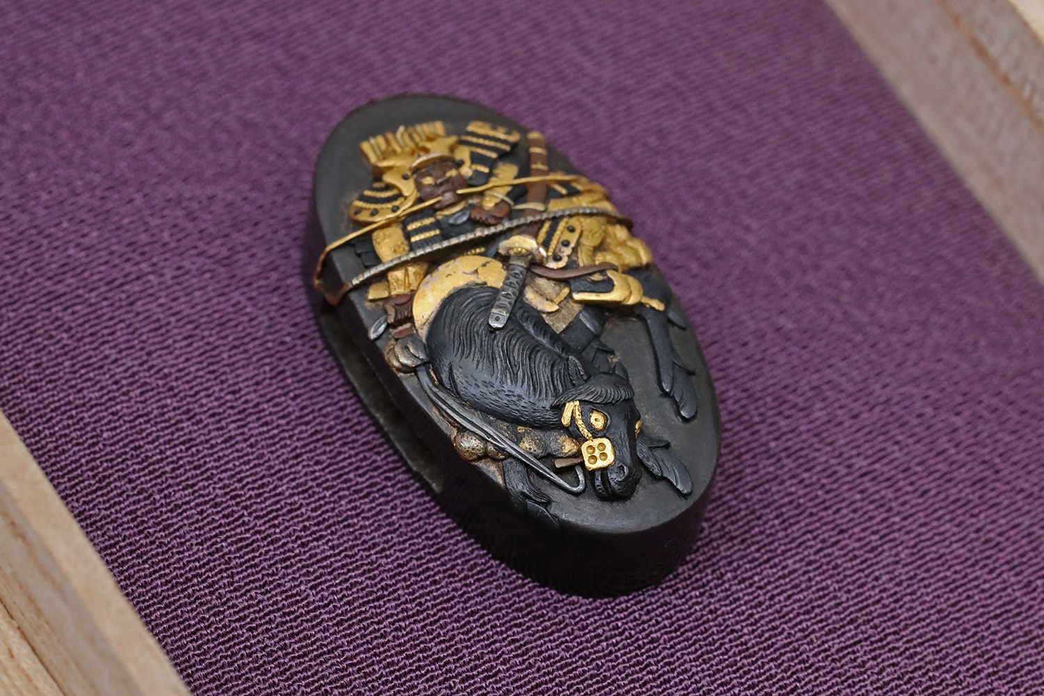 Shakudo Fuchi Kashira depicting Ujigawa no Senjin - Photo 13