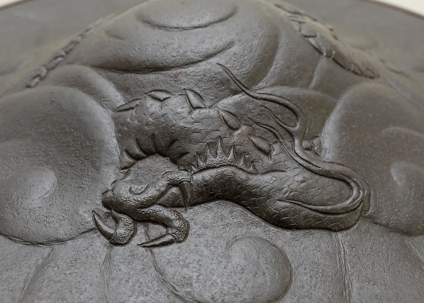 A large Uchidashi Dragon Jingasa - Photo 8