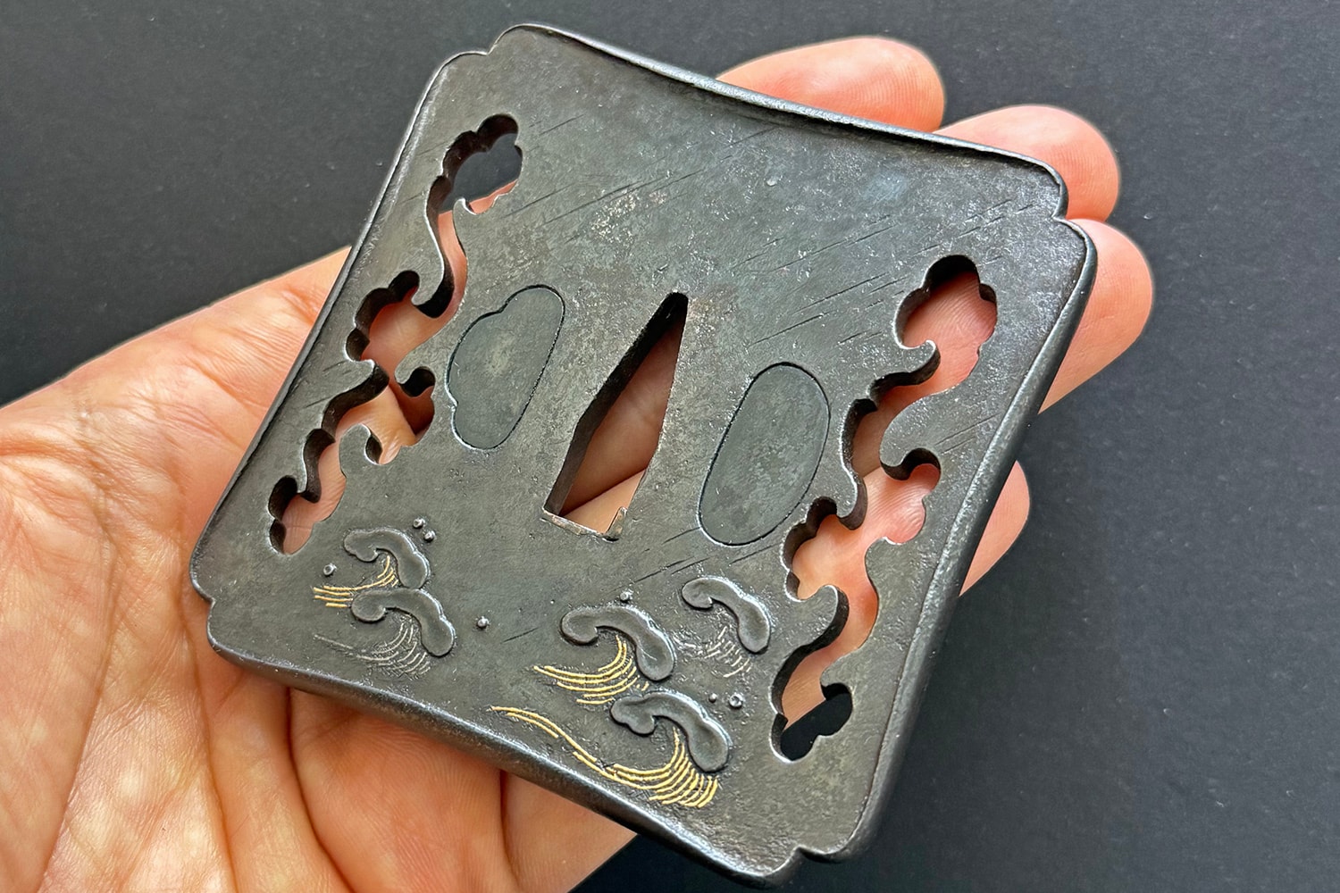 A unique and Heavy Choshu Tsuba by Tomotomi - Photo 10