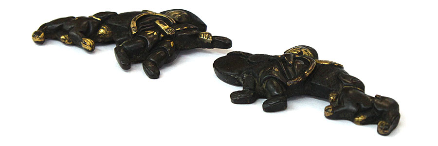 m-95 目貫 犬と唐人楽人の図 赤銅地 - Photo 3