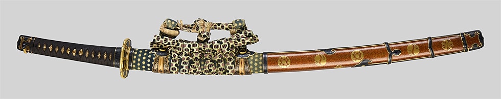 金梨地桐桜紋散金蒔絵長覆輪鞘肥後糸巻太刀拵 (第46回重要刀装具) - Photo 10