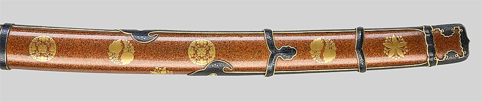 金梨地桐桜紋散金蒔絵長覆輪鞘肥後糸巻太刀拵 (第46回重要刀装具) - Photo 11