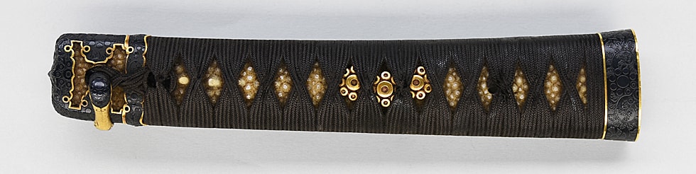 金梨地桐桜紋散金蒔絵長覆輪鞘肥後糸巻太刀拵 (第46回重要刀装具) - Photo 12