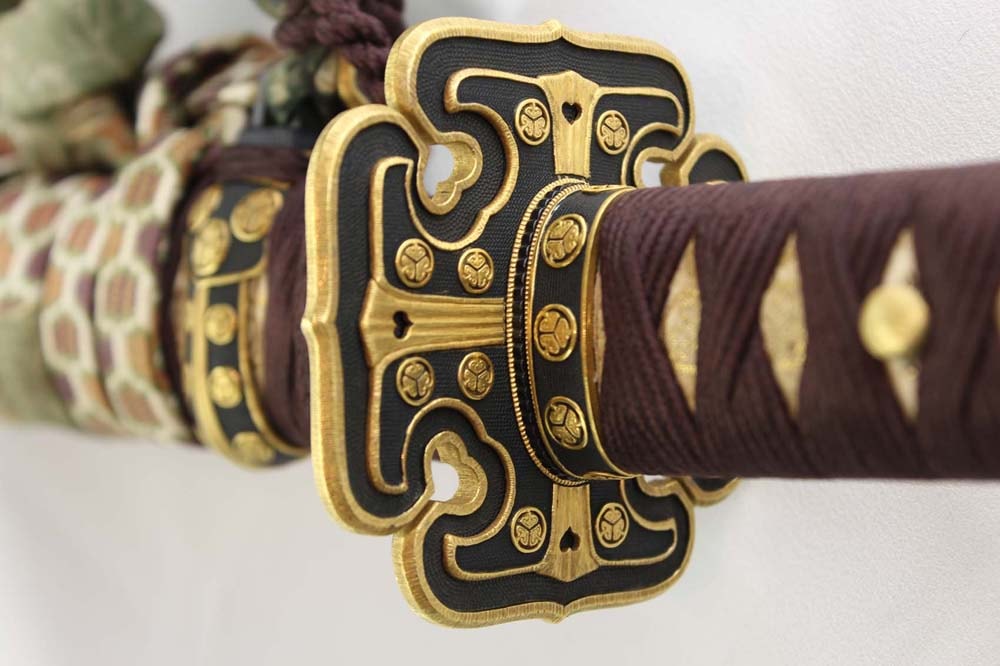 【太刀拵】 金梨子地葵紋散金貝蒔絵鞘糸巻太刀拵 / 鐔(銘)後藤悦乗(花押) - Photo 23