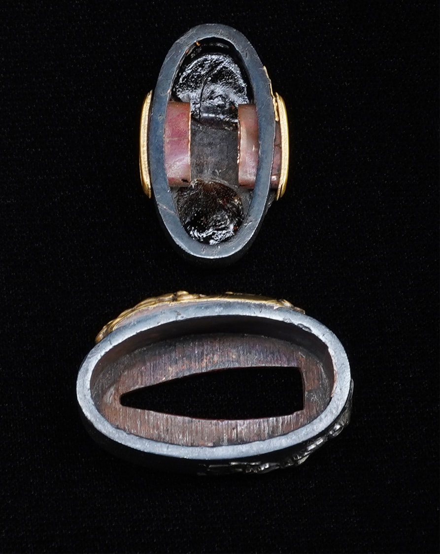 縁頭 : 牡丹獅子図 銘 房高 - Photo 2