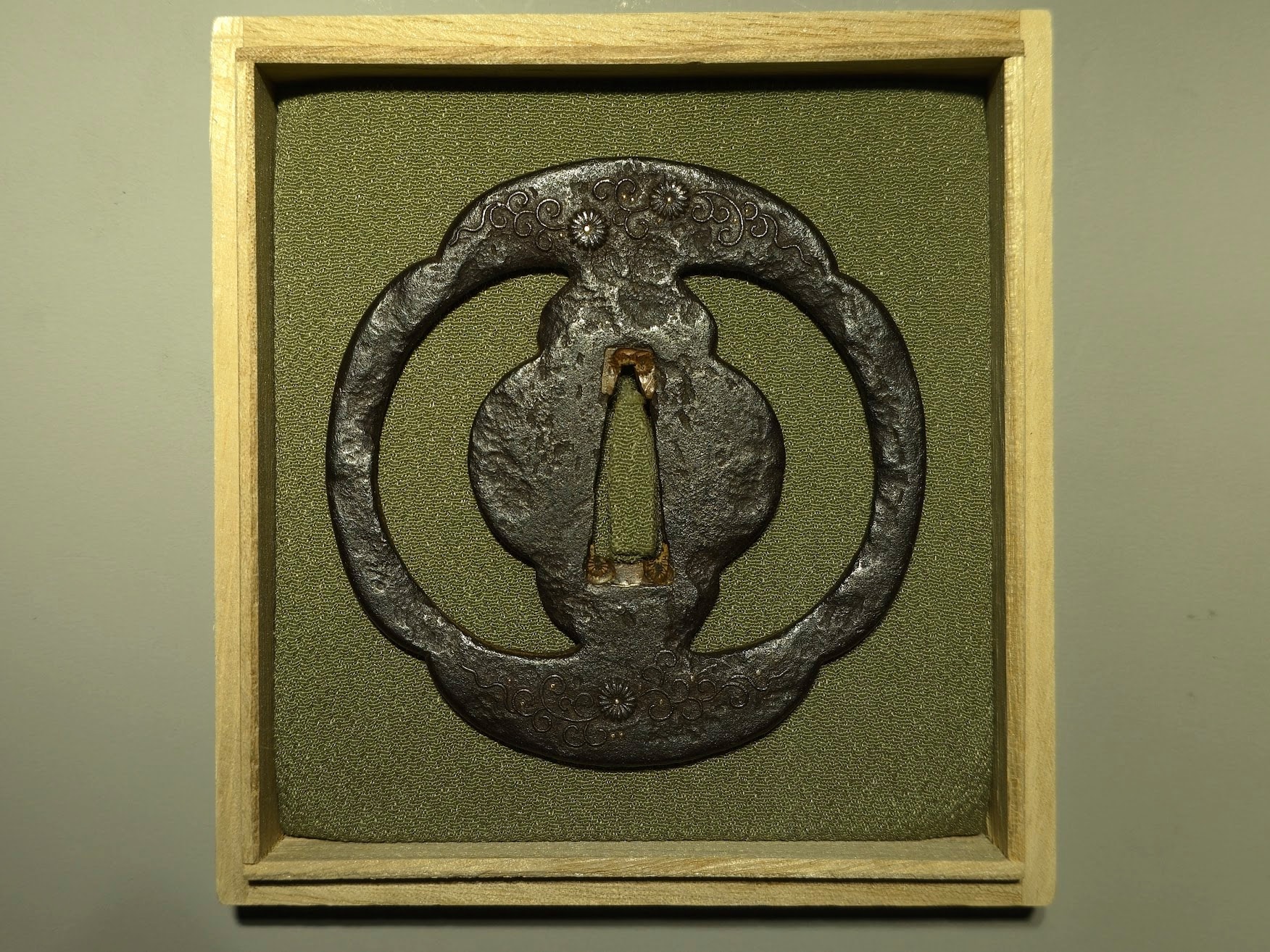 Ko Umetada Tsuba Chrysanthemum