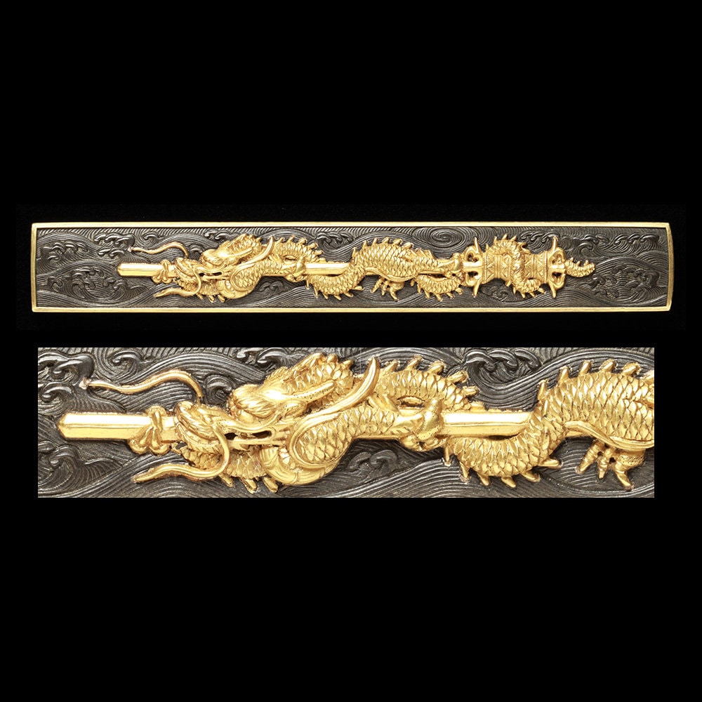 Kozuka - by Goto Kenjo - 波に剣巻龍図小柄 銘 紋顕乗 光孝(花押)小柄顕乗
