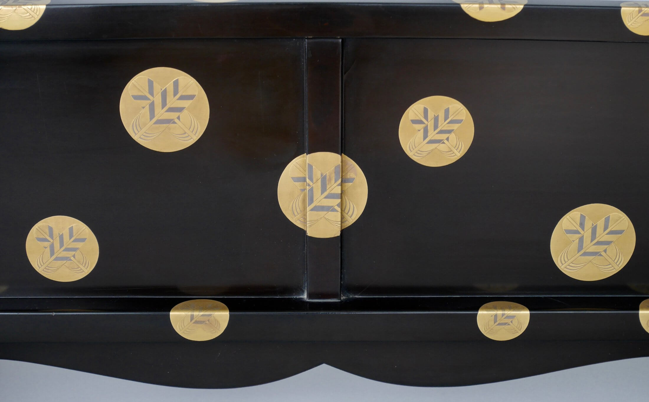 Stand - by Yamada Joka - Black Lacquer with Hawk Feather Crest Makie Two-Sword Rack, Inherited from Geishu Asano Family