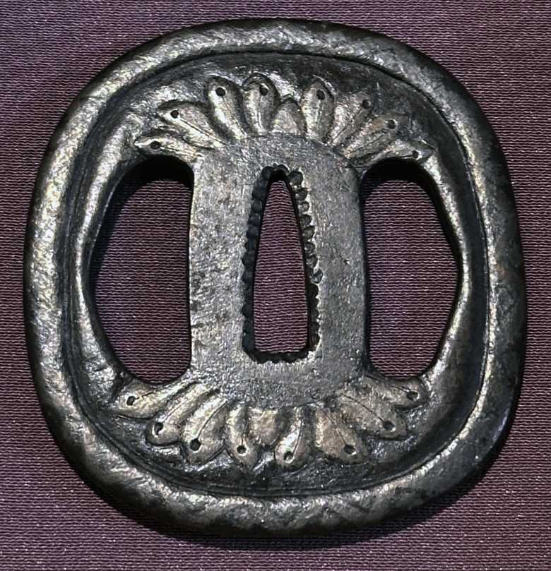 袋菊の図の細川家伝来の甚五の鐔です。