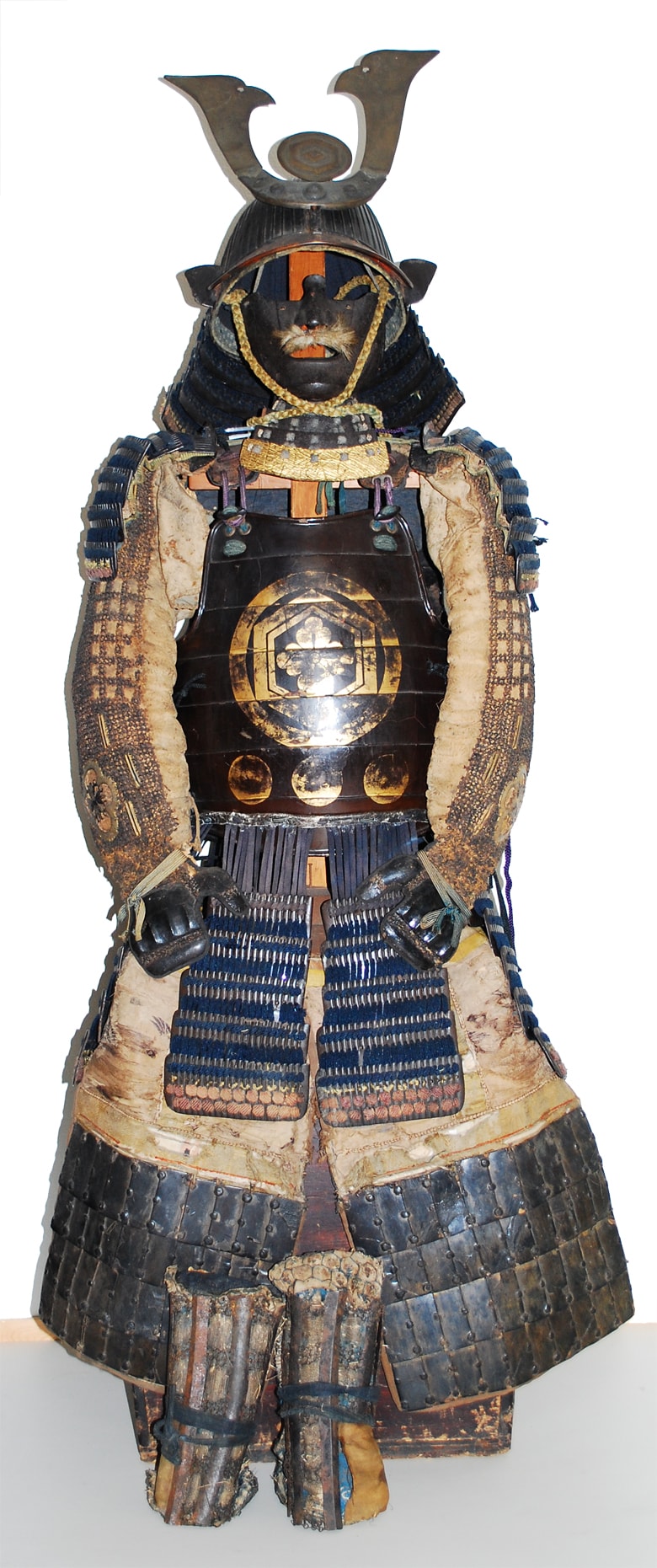 古い鎧です。戦国の気風を残し、静かな迫力を感じさせます。状態も江戸時代そのままで残されております。