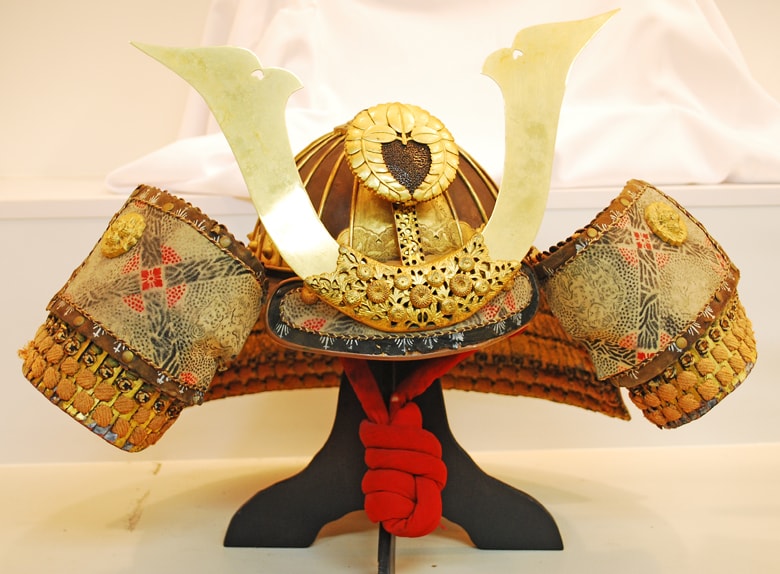 Kabuto - Helmet with a beautiful wisteria crest maedate
