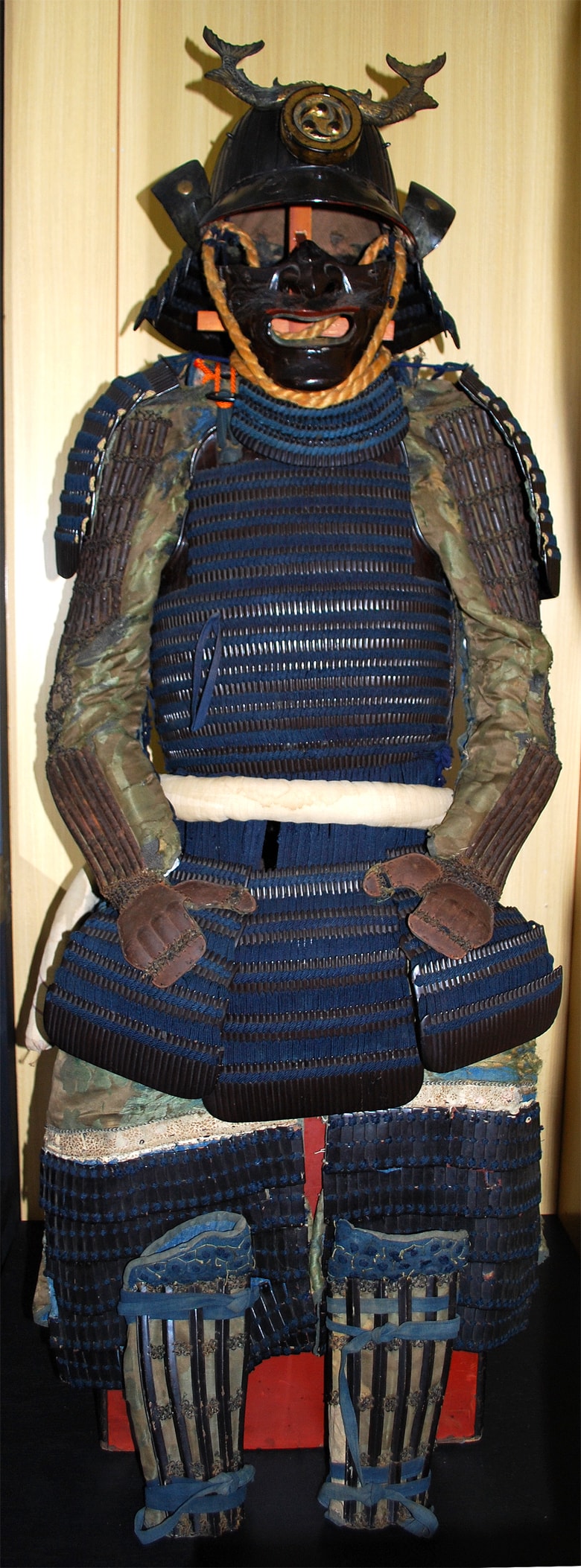 江戸初期に造られた戦国の気風に溢れた具足です。ムラなくしっかりと施された威しがみごとです。