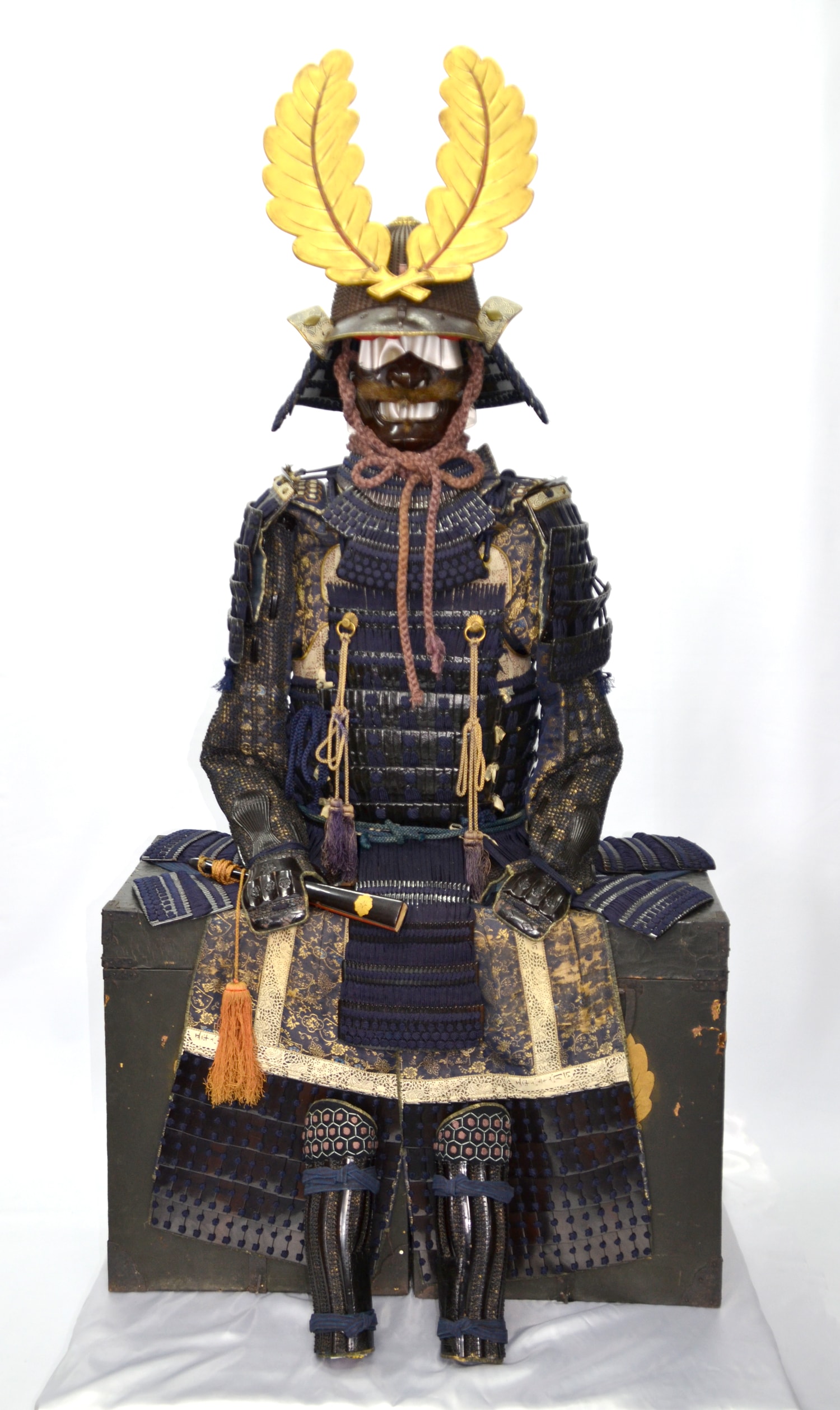 甲冑 黒皺革包伊予札紺糸威五枚胴具足-鉄錆地六十二間小星兜鉢 銘 明珍家次