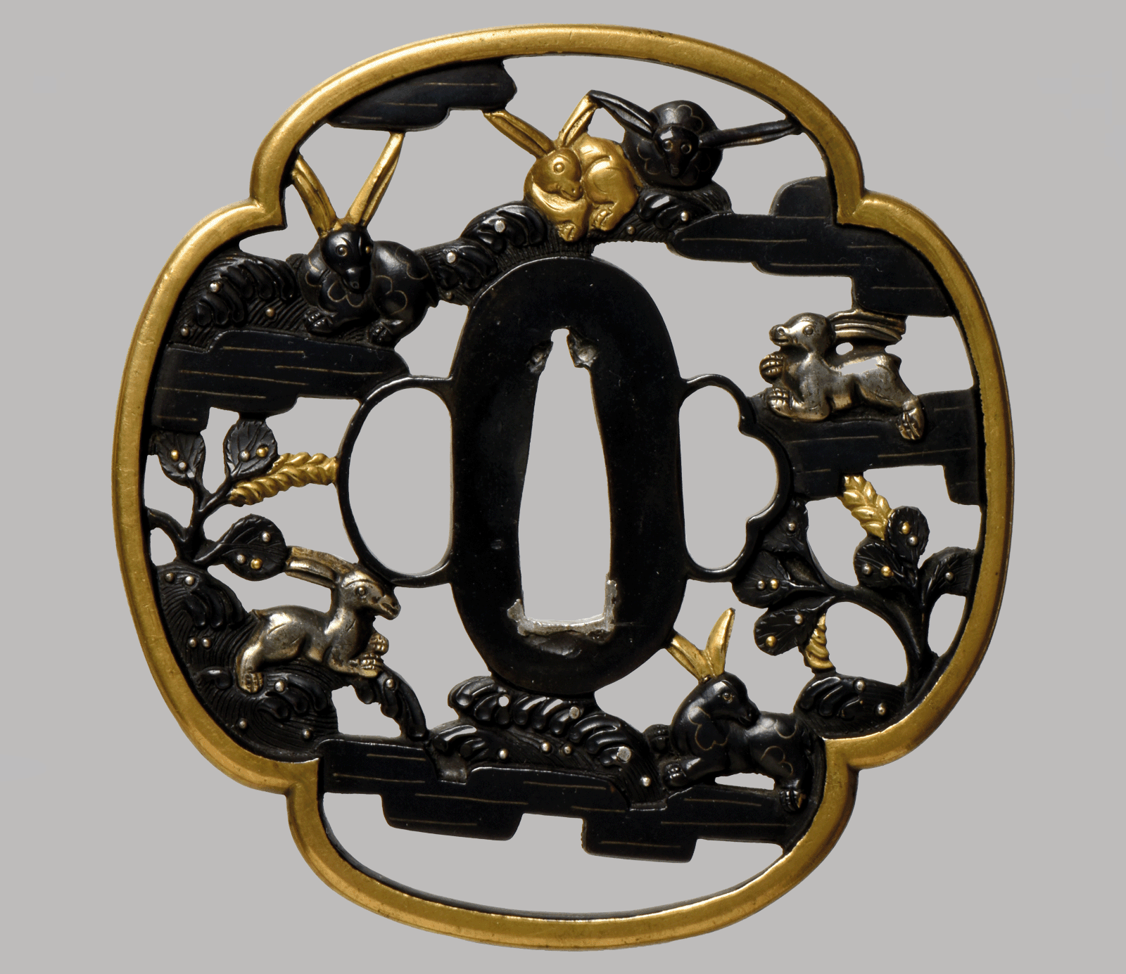 Tsuba - 江戸時代 金工鍔 波に兎図