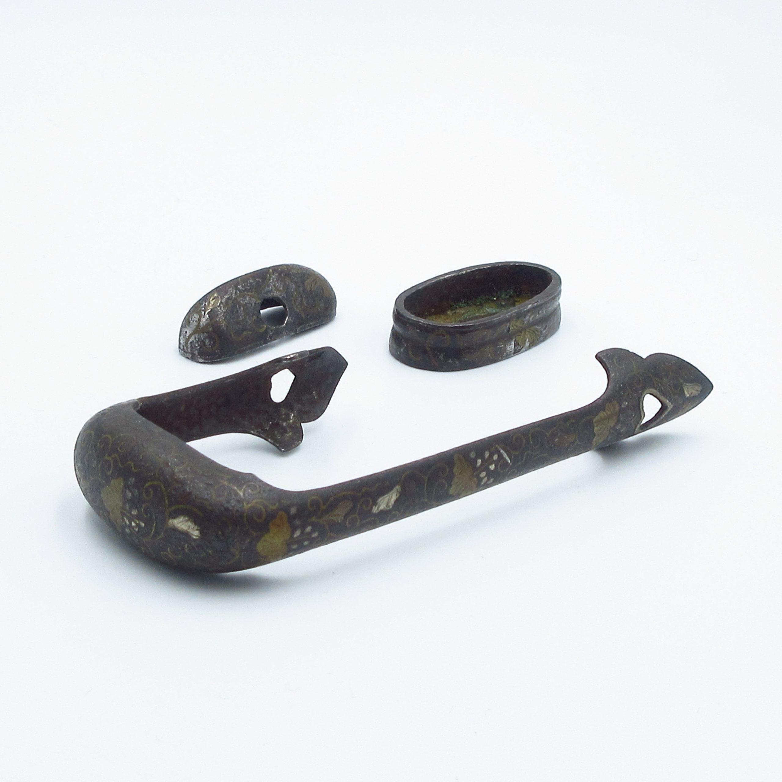 Fuchi-Kashira - 縁頭コジリ 蔓草に五三桐