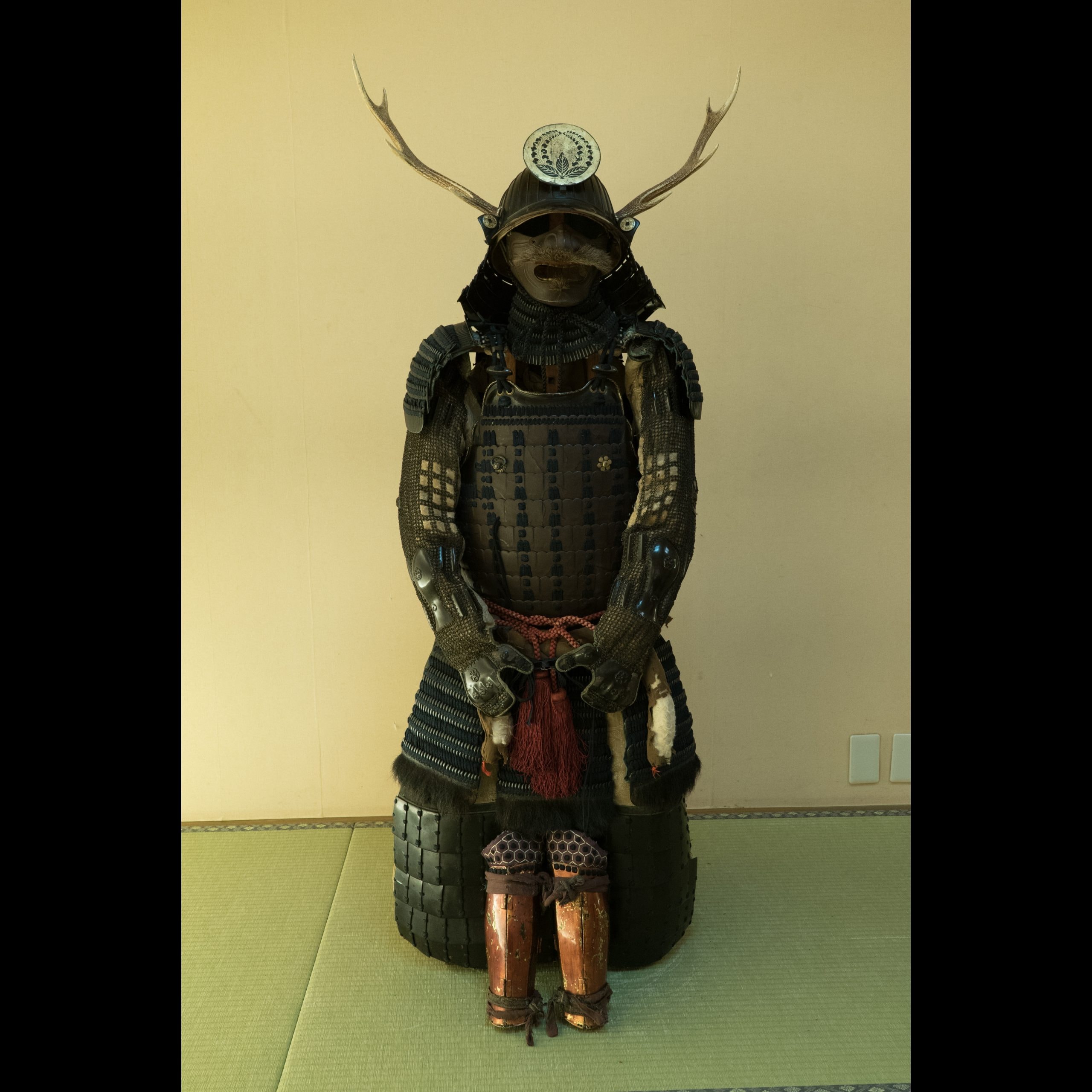 Antique Samurai Armor 茶漆矢筈札紺糸素懸威具足