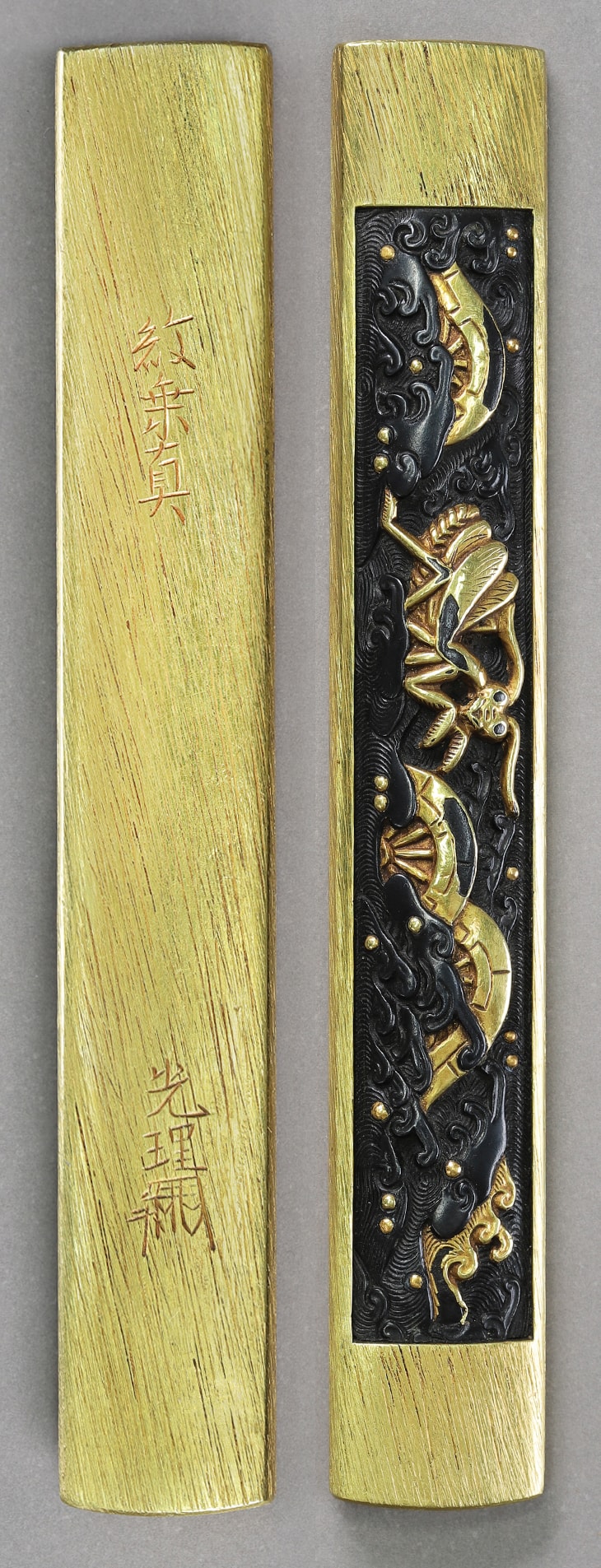 Kozuka - Jūyō - by Waki-Goto Mitsumasa - Ryusha Kamakiri Zu (Dragon Cart and Mantis Design)