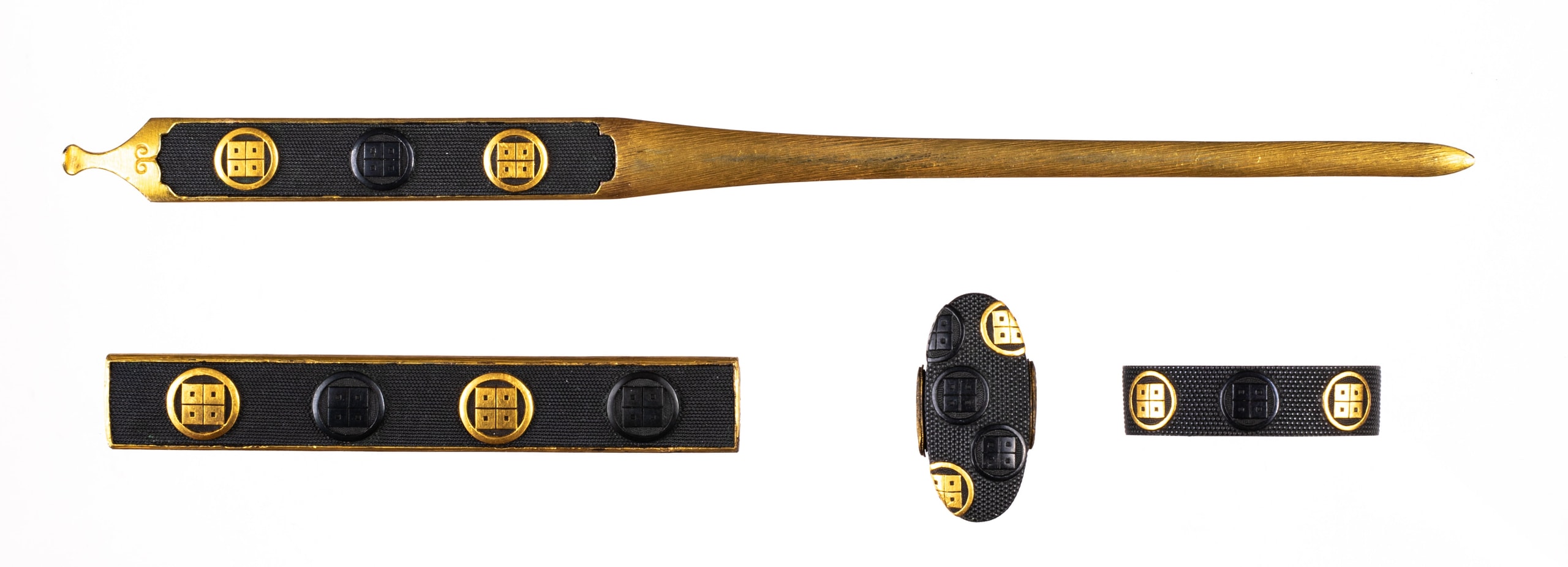 Set of kogai, kozuka and fuchikashira decorated with Amako clan kamon