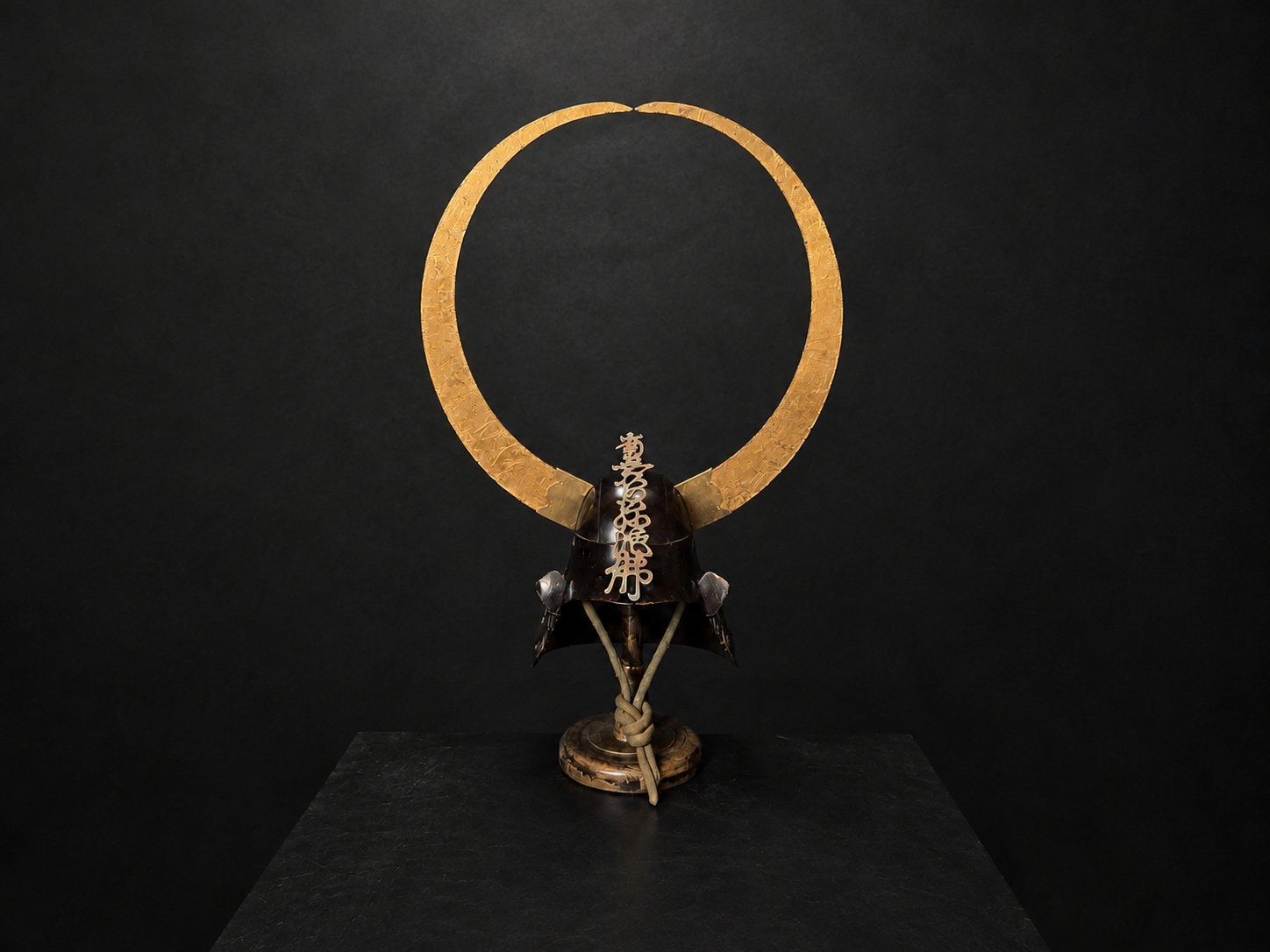 Zunari Kabuto with Gold Crescent Wakidate – Edo Period