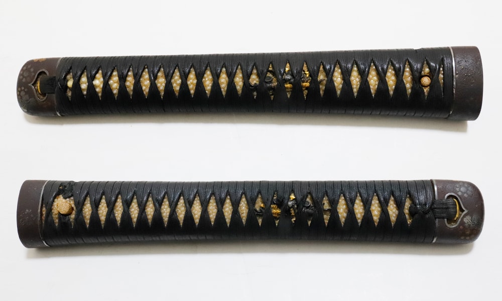 Koshirae - Tokubetsu Kichō - 作 肥後金工派 - 茶石目地塗鞘肥後拵