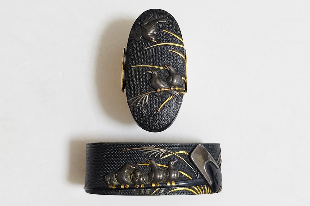 Fuchi-Kashira - Jūyō - by Iwamoto Konkan - Fuchi-Kashira: Thrush on a Hoe Design