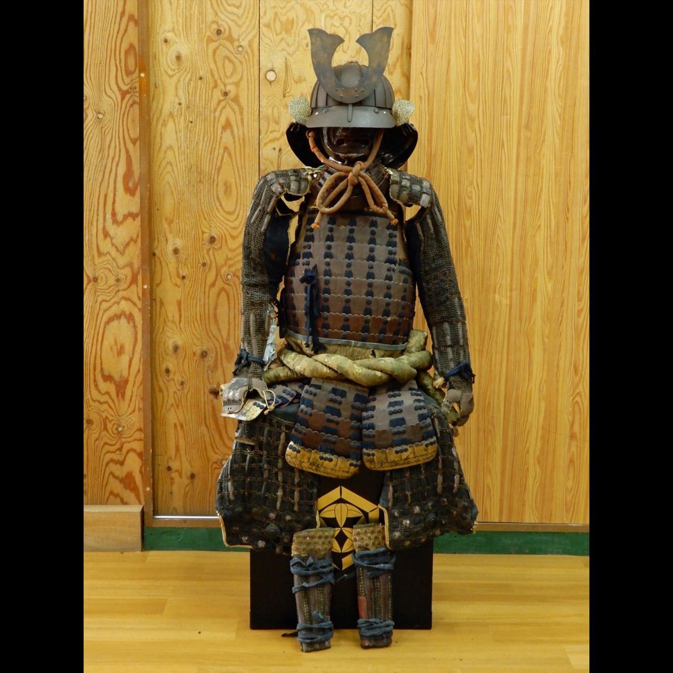 07-084 Edo Period Jidai Gusoku Set with Armor Chest